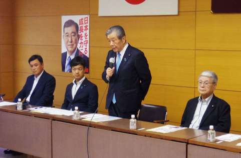 「われわれが政権を失えば大変なことになる」と会合であいさつする森山裕会長