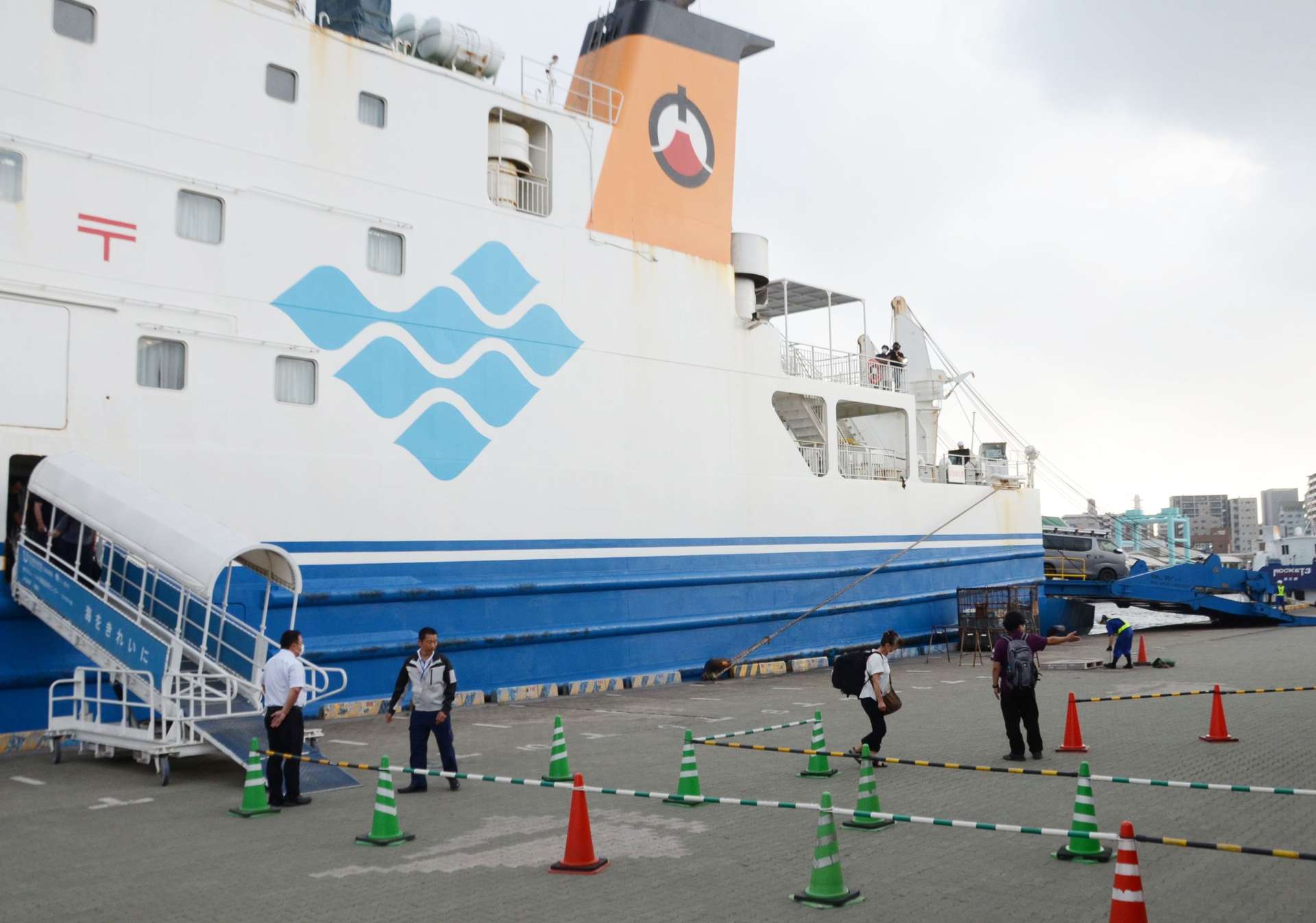 悪石島から避難し、フェリーから降りる住民＝９日午後６時ごろ、鹿児島市本港新町の南ふ頭