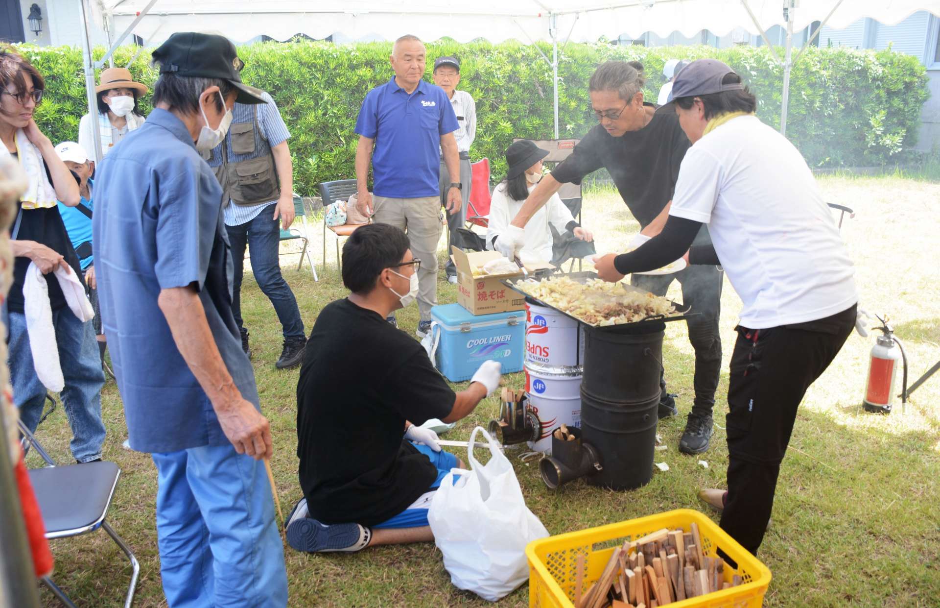 組み立てたストーブで焼きそばを作る参加者＝枕崎市平田町