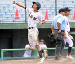 ７回表川薩清修館２死三塁、田島が左中間にランニング本塁打を放ちホームイン＝平和リース