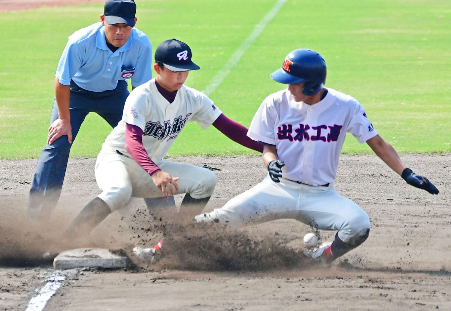 １回裏出水工２死二塁、二走外園が三盗を決める。三塁手・伊賀上＝平和リース