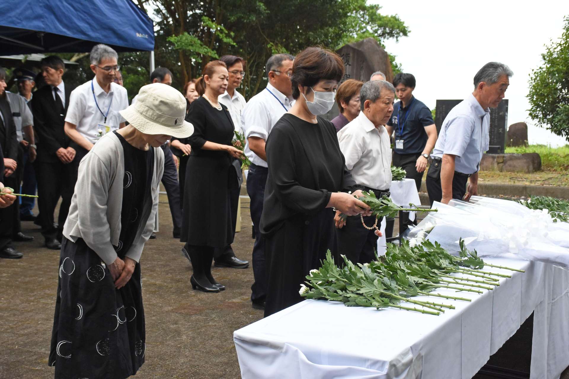 犠牲者の冥福を祈り献花する参列者＝１０日、出水市境町の針原川災害復興記念公園