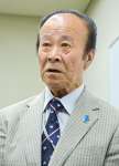 報道陣の質問に答える市川健一さん＝１０日、鹿児島市の谷山サザンホール