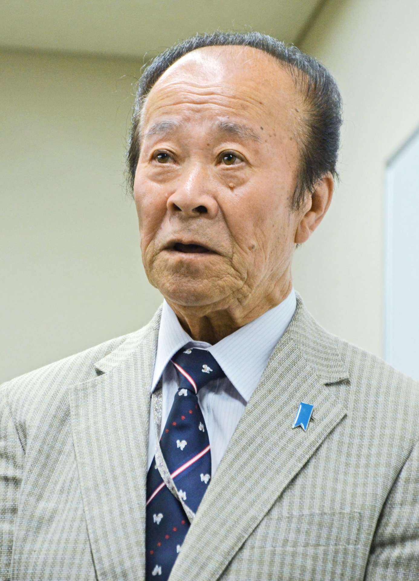 報道陣の質問に答える市川健一さん＝１０日、鹿児島市の谷山サザンホール
