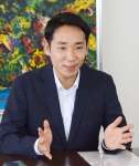 「鹿児島－奄美線は重要な路線」と語るスカイマークの本橋学社長＝９日、鹿児島市の南日本新聞会館