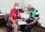 島民を診療する永井慎昌医師（左）＝６月２４日、十島村の悪石島診療所（鹿児島赤十字病院提供）