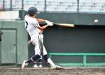 ３回裏出水中央２死二塁、川添が左翼線に適時二塁打を放つ＝平和リース