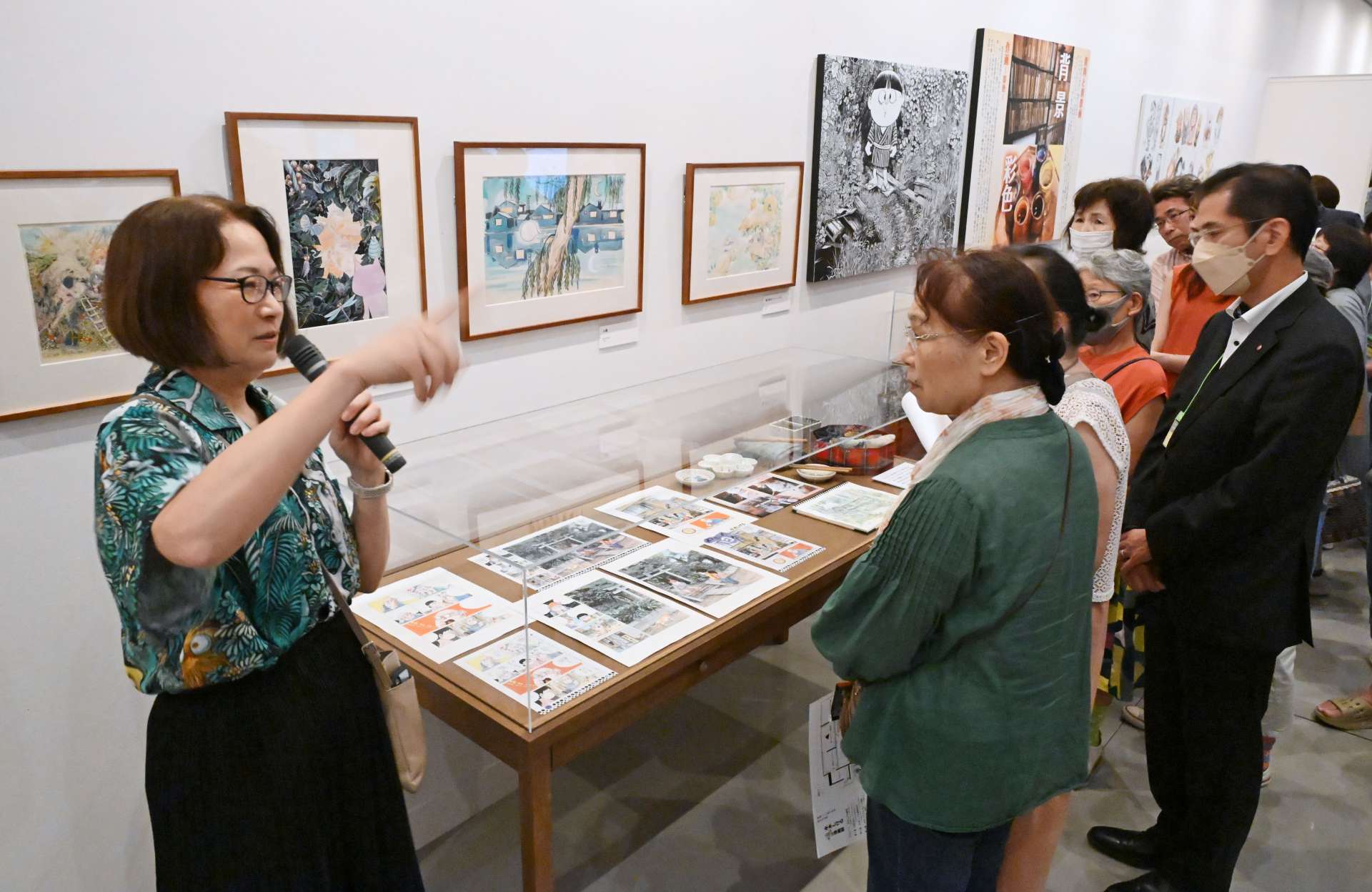 水木しげるさんの長女・原口尚子さんの解説を聞く来場者＝１０日、湧水町の霧島アートの森