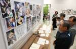 独特な世界観がにじむ作品に見入る来場者＝１０日、湧水町の霧島アートの森