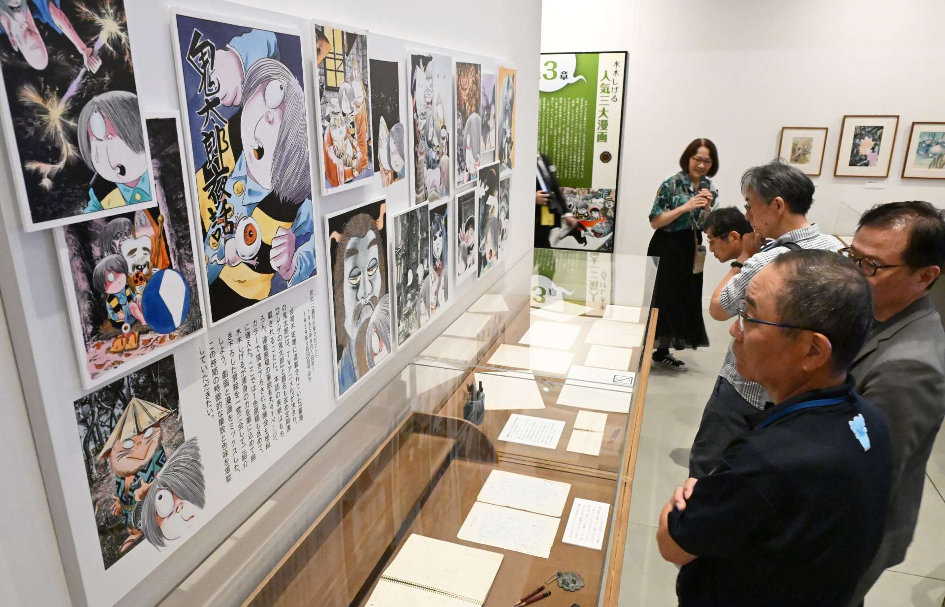 独特な世界観がにじむ作品に見入る来場者＝１０日、湧水町の霧島アートの森