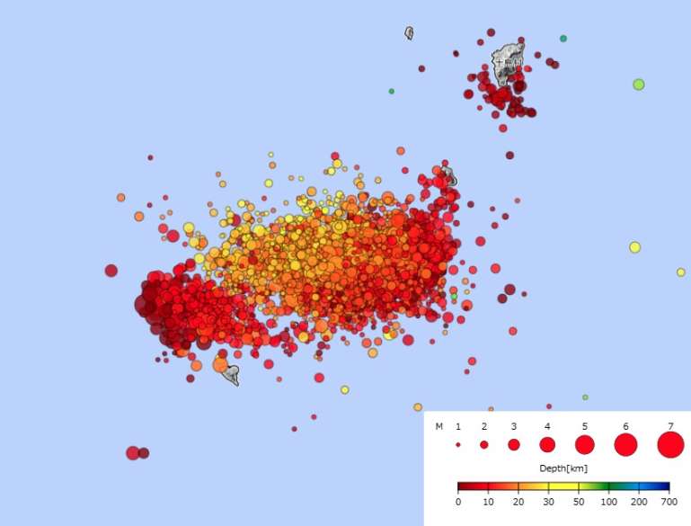 頻発地震が始まった６月２１日から、７月９日午後１０時までに発生した地震の震央分布図（気象庁ホームページより）。右上が諏訪之瀬島、左下が宝島