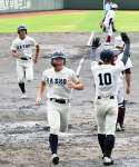 ２回裏鹿商無死満塁、今井の二塁打で三走庭月野（手前）に続き馬場が生還する＝平和リース（畦地文雄撮影）