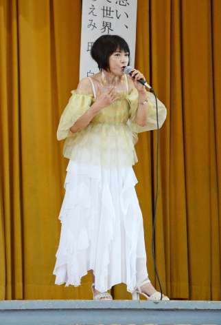 〈代表曲「リ・ボ・ン」や自ら作詞した「ＦＵＷＡＲＩ」…〉歌を披露する堀ちえみさん＝天城町の岡前小学校