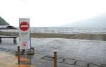 荒天の中、海開きした磯海水浴場＝鹿児島市吉野町の磯海水浴場