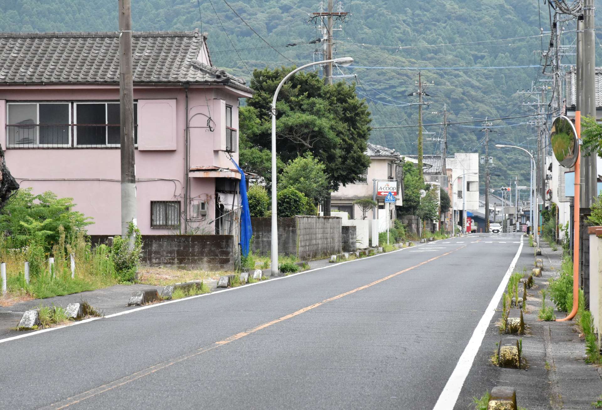 人通りの少ない内之浦地域の中心部＝肝付町南方