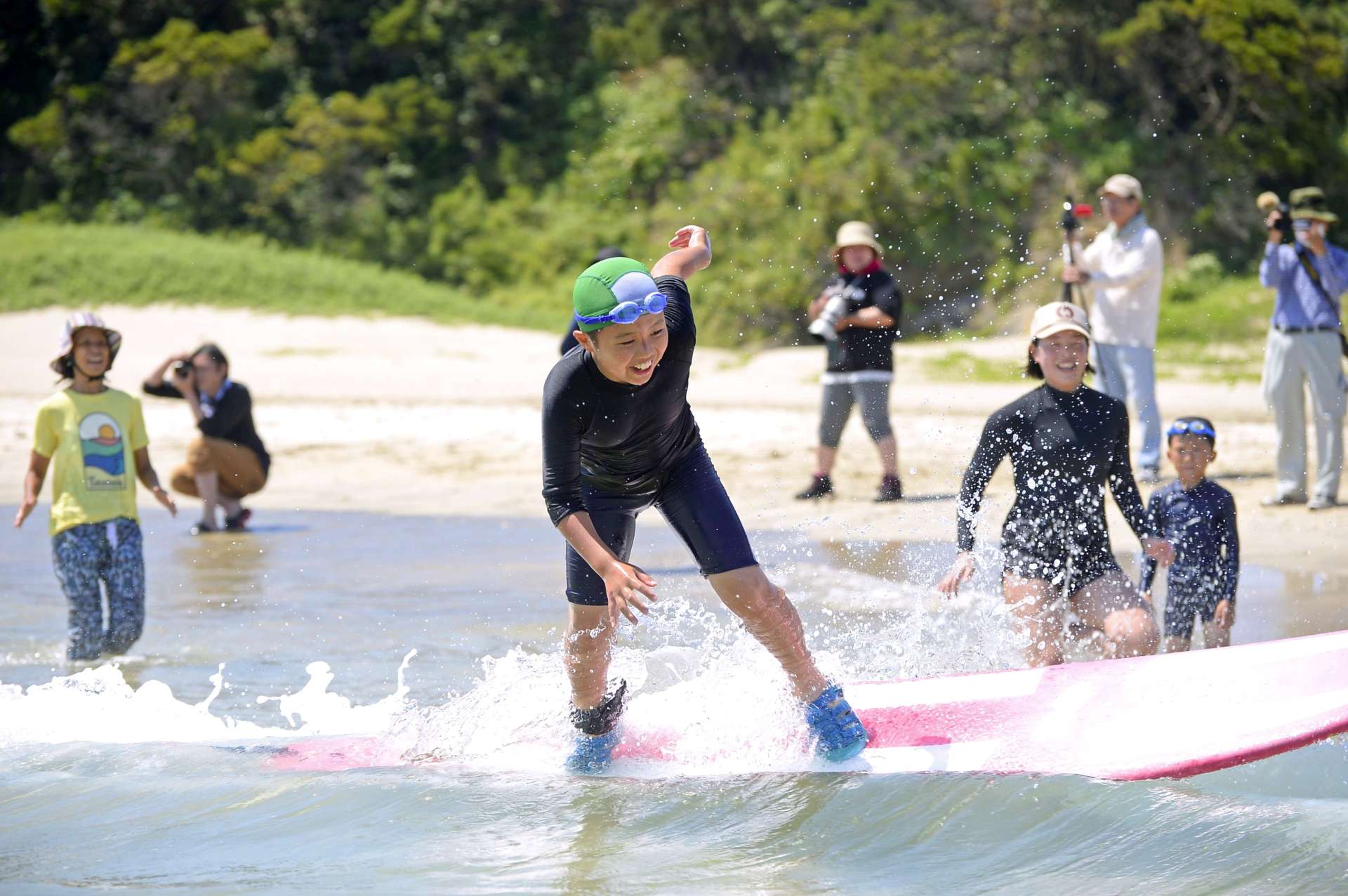サーフィンを楽しむ花峰小児童ら＝南種子町の浜田海水浴場