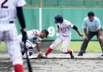 ４回表隼人工２死二塁、井手下が三盗を試みるも、樟南・篠原の好送球で阻止。三塁手・瀬尾＝鴨池市民