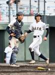 ７回裏鹿屋農１死一、三塁、出水の内野ゴロで三走小坂が生還する＝平和リース