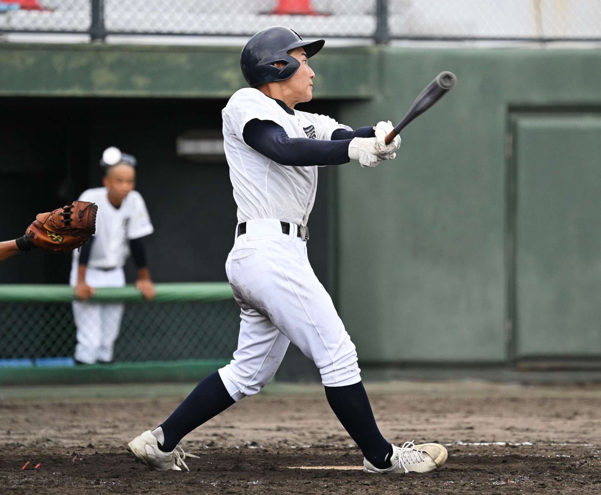 タイブレークの１０回表屋久島１死二、三塁、清田が中前適時打を放つ＝平和リース