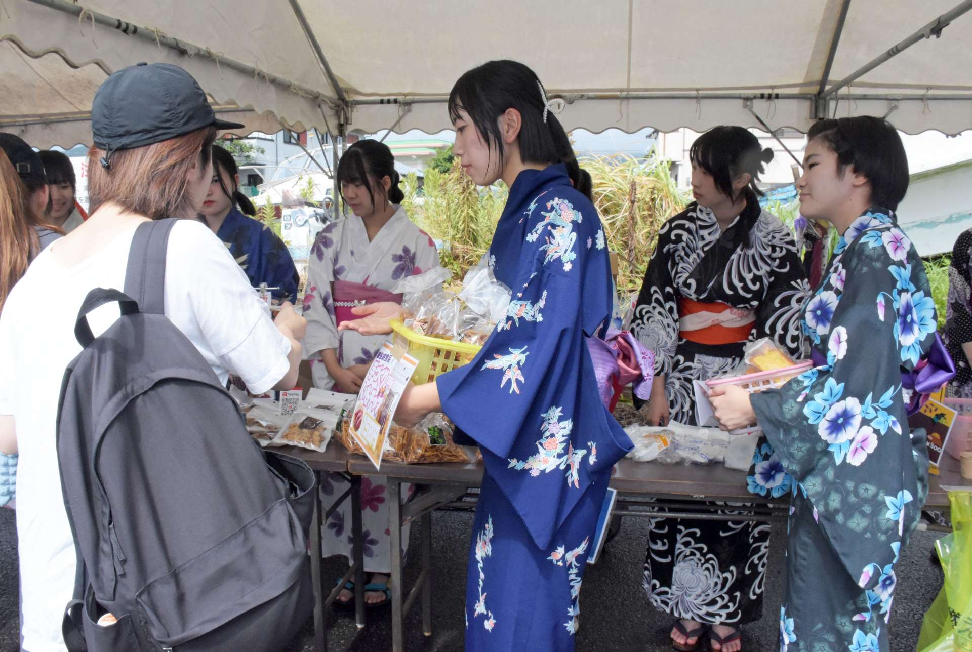 浴衣姿で乗客をもてなす指宿商業高校の生徒＝１１日、指宿市の指宿港