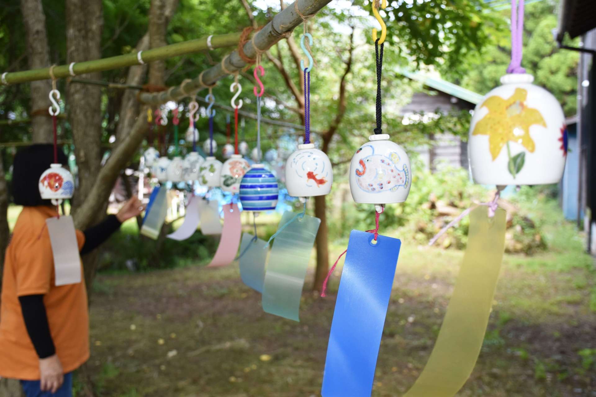 山風に揺らされ、涼やかな音色を響かせる風鈴＝いちき串木野市の次郎工房
