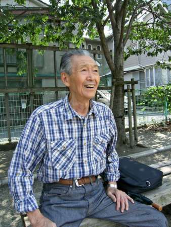 自宅があった近くの公園で、警戒警報も空襲警報も鳴らなかった夜を語る下池和善さん