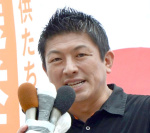 街頭演説する神谷宗幣代表＝１２日、鹿児島市