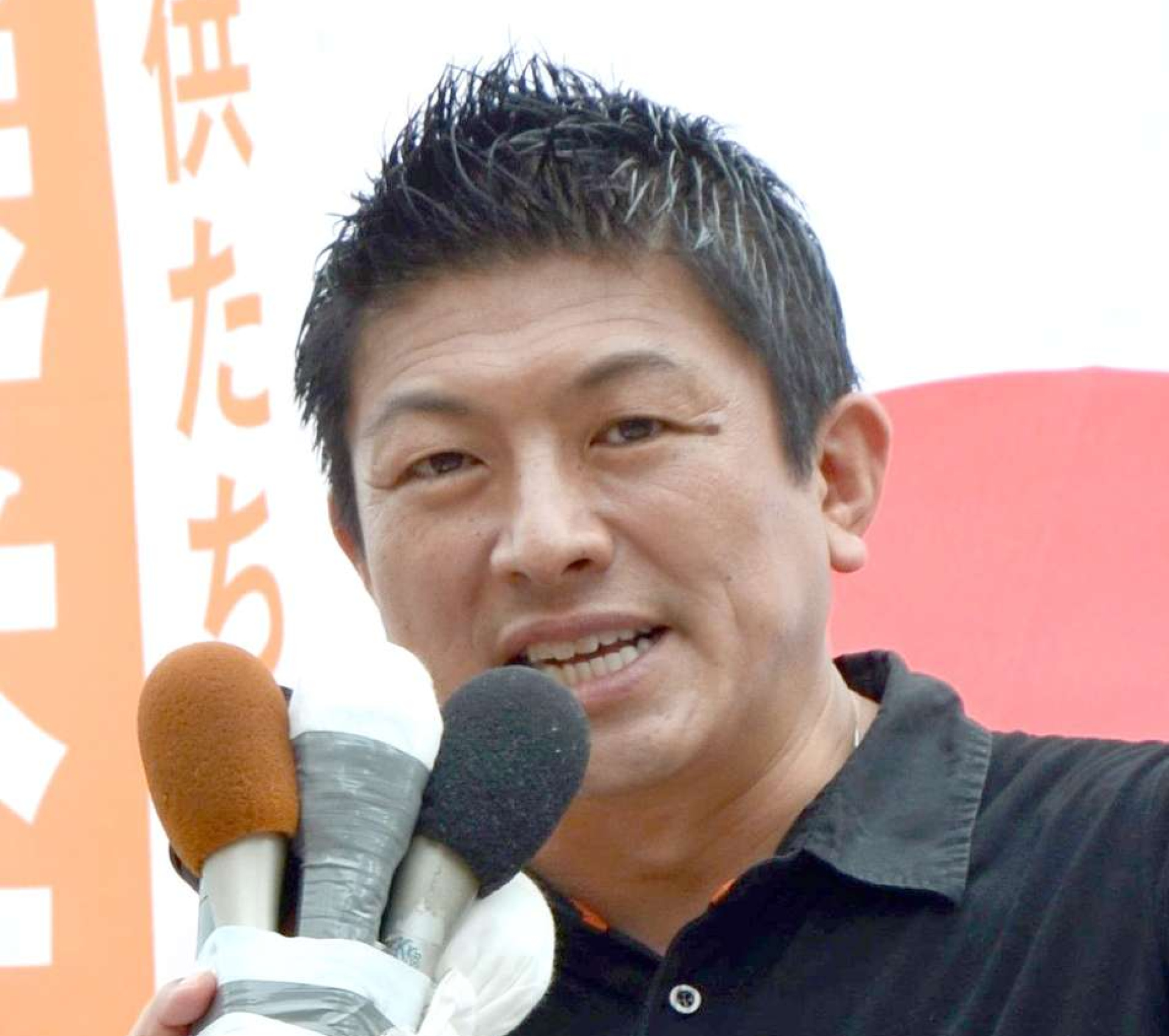 街頭演説する神谷宗幣代表＝１２日、鹿児島市