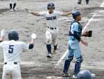 ７回表加世田無死満塁、田中の内野安打で三走田原（５）に続き二走宇都が生還＝鴨池市民