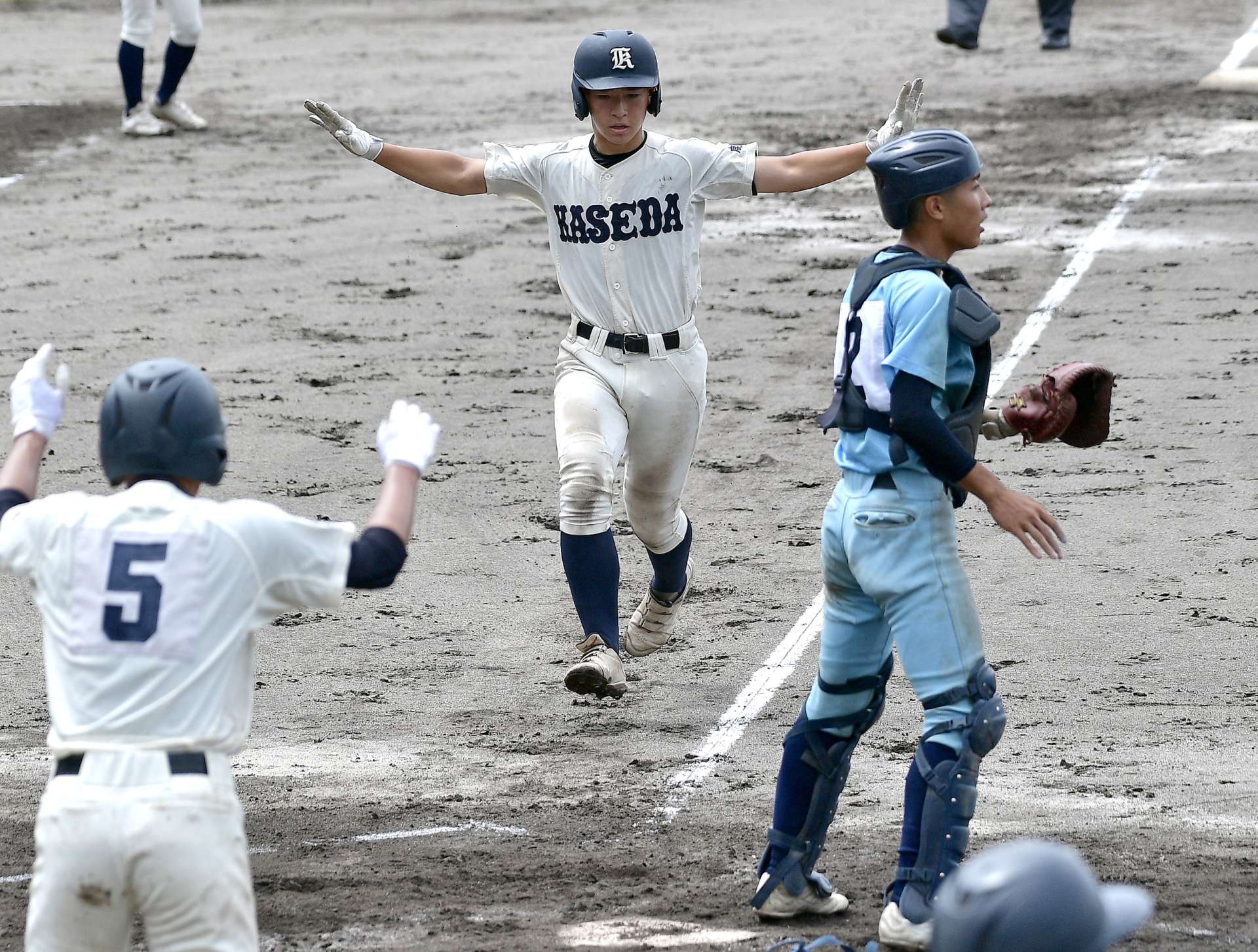 ７回表加世田無死満塁、田中の内野安打で三走田原（５）に続き二走宇都が生還＝鴨池市民