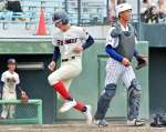 ８回裏れいめい１死満塁、谷口の内野ゴロの間に三走伊藤がホームイン＝平和リース