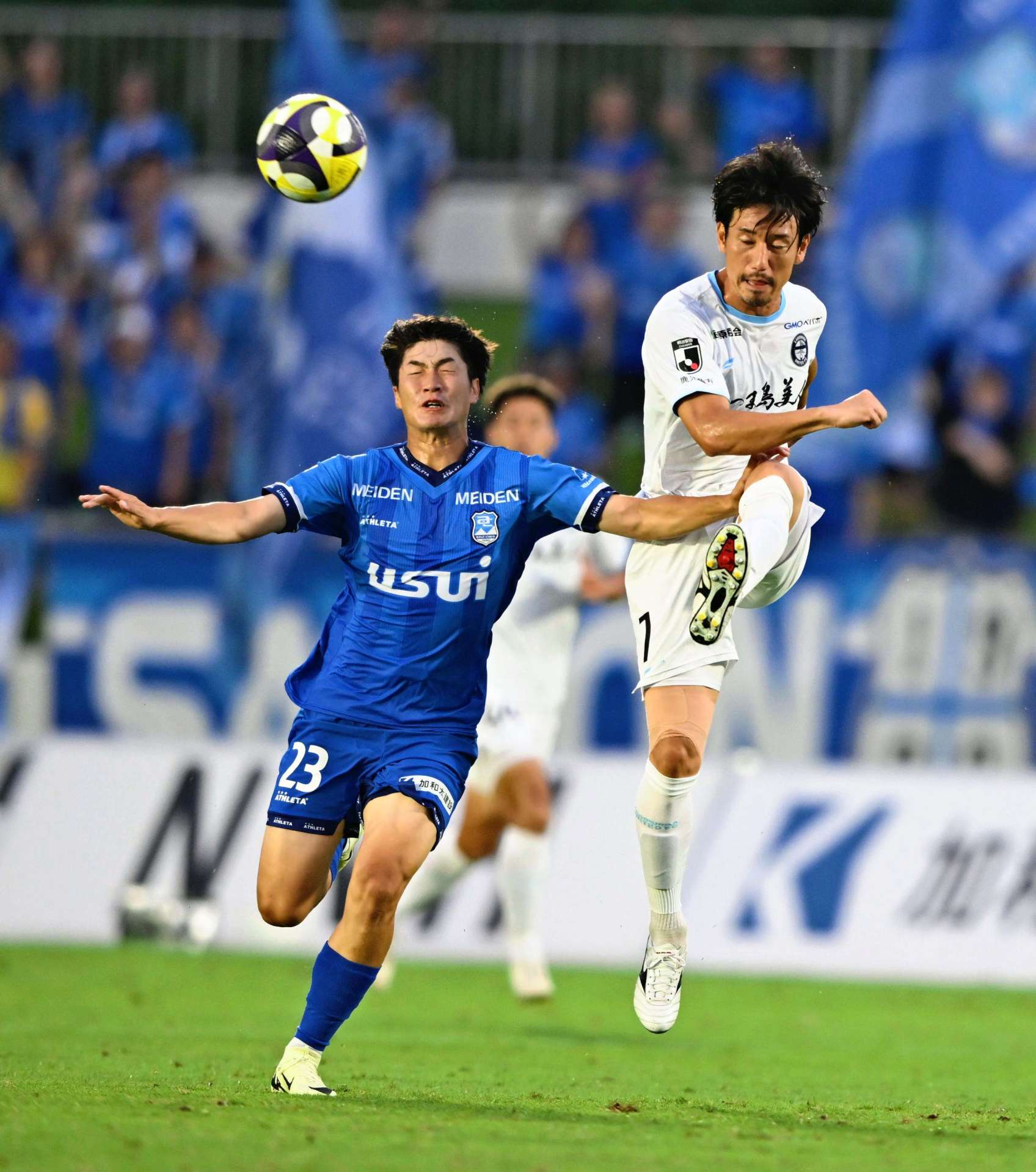 相手選手と競り合う鹿児島ユナイテッドＦＣのＤＦ千布＝愛鷹広域公園多目的競技場　
