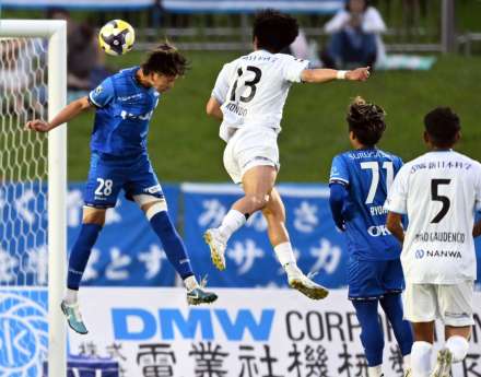 ヘディングでゴールを狙う鹿児島ユナイテッドＦＣのＦＷ近藤＝愛鷹広域公園多目的競技場