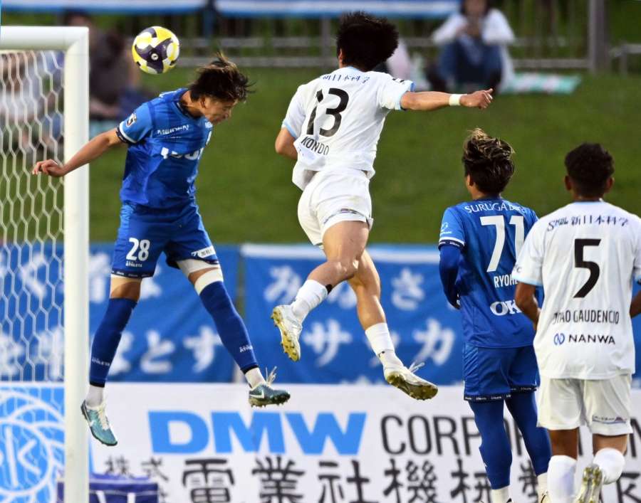 ヘディングでゴールを狙う鹿児島ユナイテッドＦＣのＦＷ近藤＝愛鷹広域公園多目的競技場