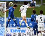 ヘディングでゴールを狙う鹿児島ユナイテッドＦＣのＦＷ近藤＝愛鷹広域公園多目的競技場