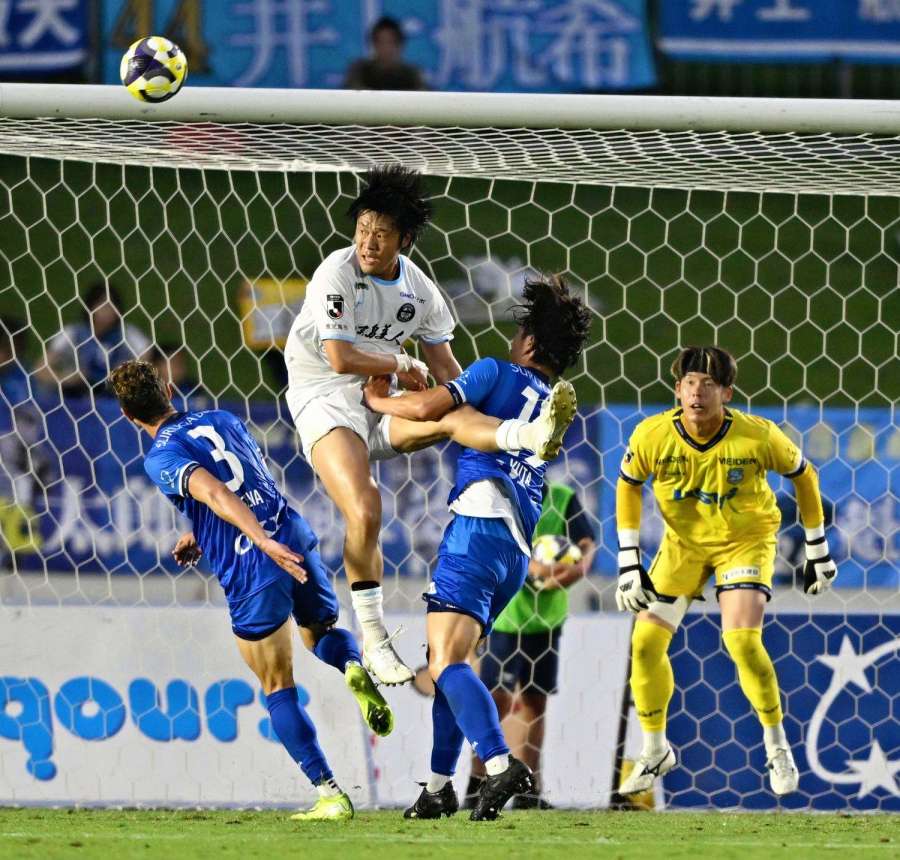 ヘディングでゴールを狙う鹿児島ユナイテッドＦＣのＦＷ近藤＝愛鷹広域公園多目的競技場