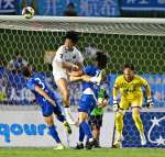 ヘディングでゴールを狙う鹿児島ユナイテッドＦＣのＦＷ近藤＝愛鷹広域公園多目的競技場