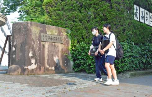 体操服や部活動の練習着で登校する生徒たち＝４日、鹿児島市の甲南高校