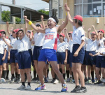 サンシャイン池崎さんとの動画撮影に臨む児童＝鹿屋市の鹿屋小学校