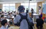 （別カット）サンシャイン池崎さんとの動画撮影に臨む児童＝鹿屋市の鹿屋小学校