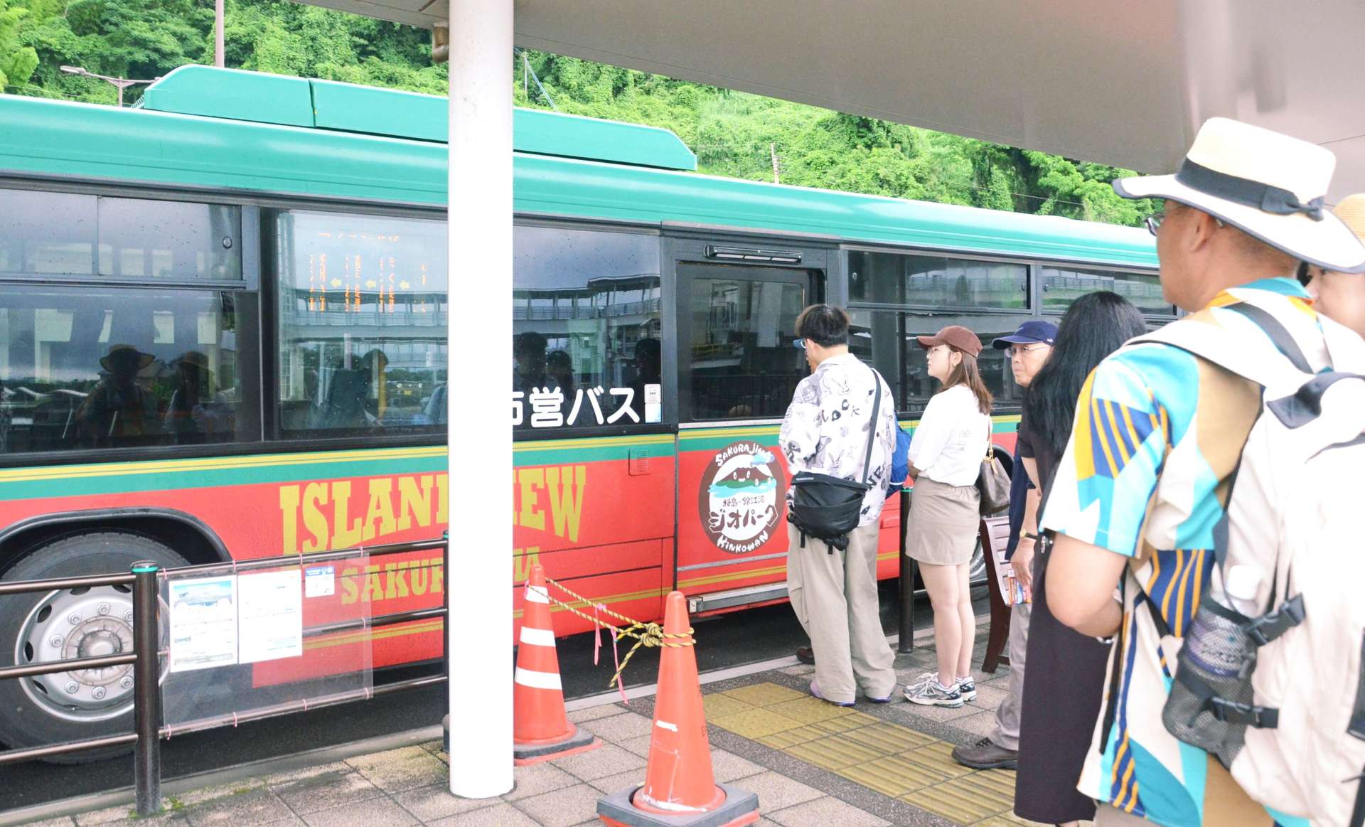 サクラジマアイランドビューに乗る観光客＝鹿児島市桜島