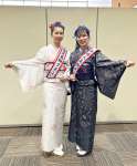 大阪・関西万博とコラボした大島紬を着用する今村果音さんと西原来海さん（左から）＝９日、南日本新聞社