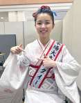 生地に描かれたミャクミャクを示す今村果音さん＝９日、南日本新聞社