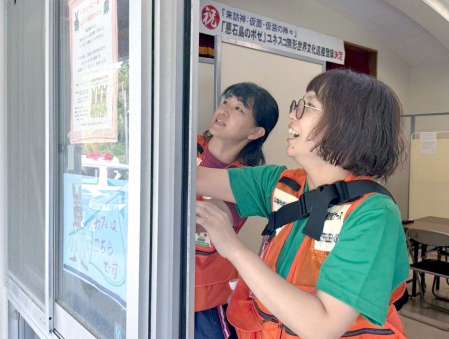 《十島村・悪石島での活動の様子》よろづ相談カフェを開設する看護師の永尾香織さん（左）＝１２日、悪石島コミュニティセンター