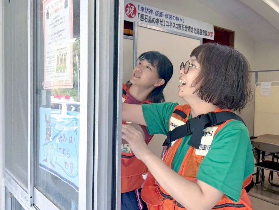 《十島村・悪石島での活動の様子》よろづ相談カフェを開設する看護師の永尾香織さん（左）＝１２日、悪石島コミュニティセンター