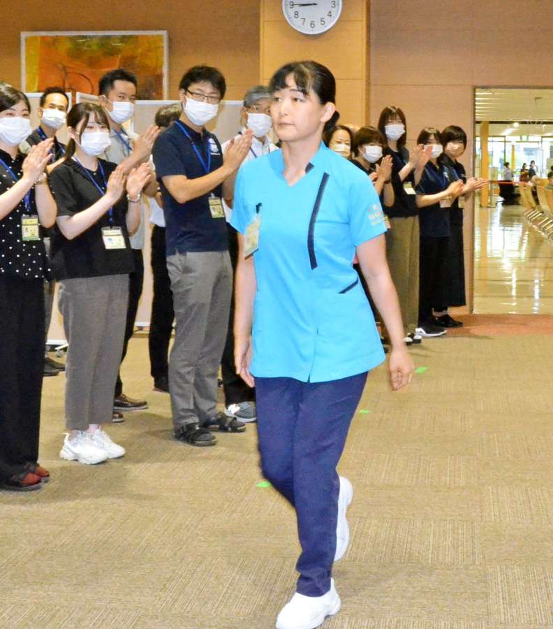 職員に迎えられる永尾香織看護師＝１４日、鹿児島市の鹿児島市立病院