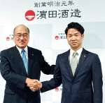 社長交代の会見後に握手する浜田雄一郎さんと浜田光太郎さん（右）＝１４日、いちき串木野市の浜田酒造