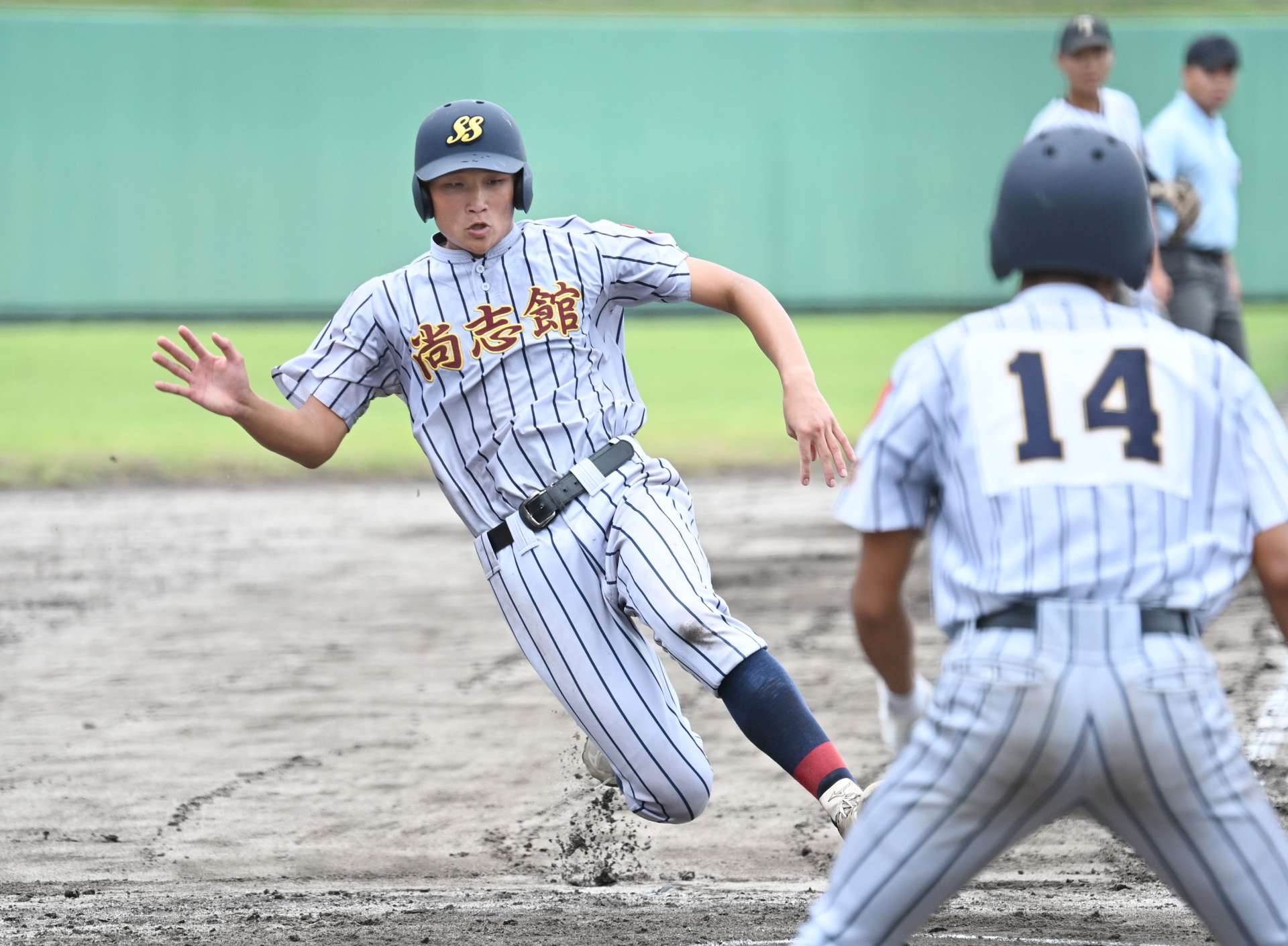 タイブレークの１０回裏尚志館無死一、二塁、新村の中前打で二走田原が生還しサヨナラ＝鴨池市民