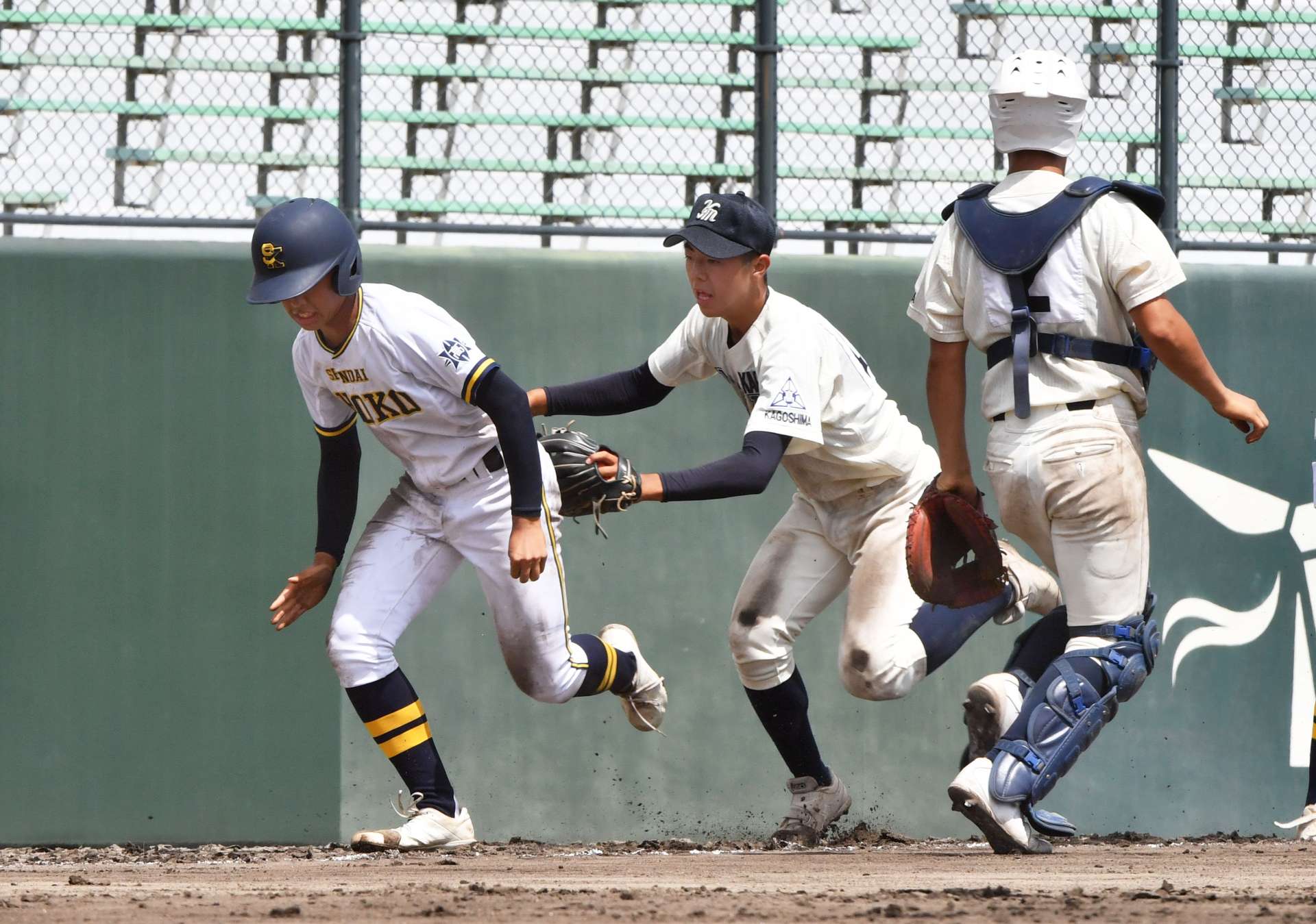 タイブレークの１０回表川内商工１死二、三塁、遊ゴロで三走鳥井原が三本間に挟まれタッチアウト。三塁手・前原＝平和リース