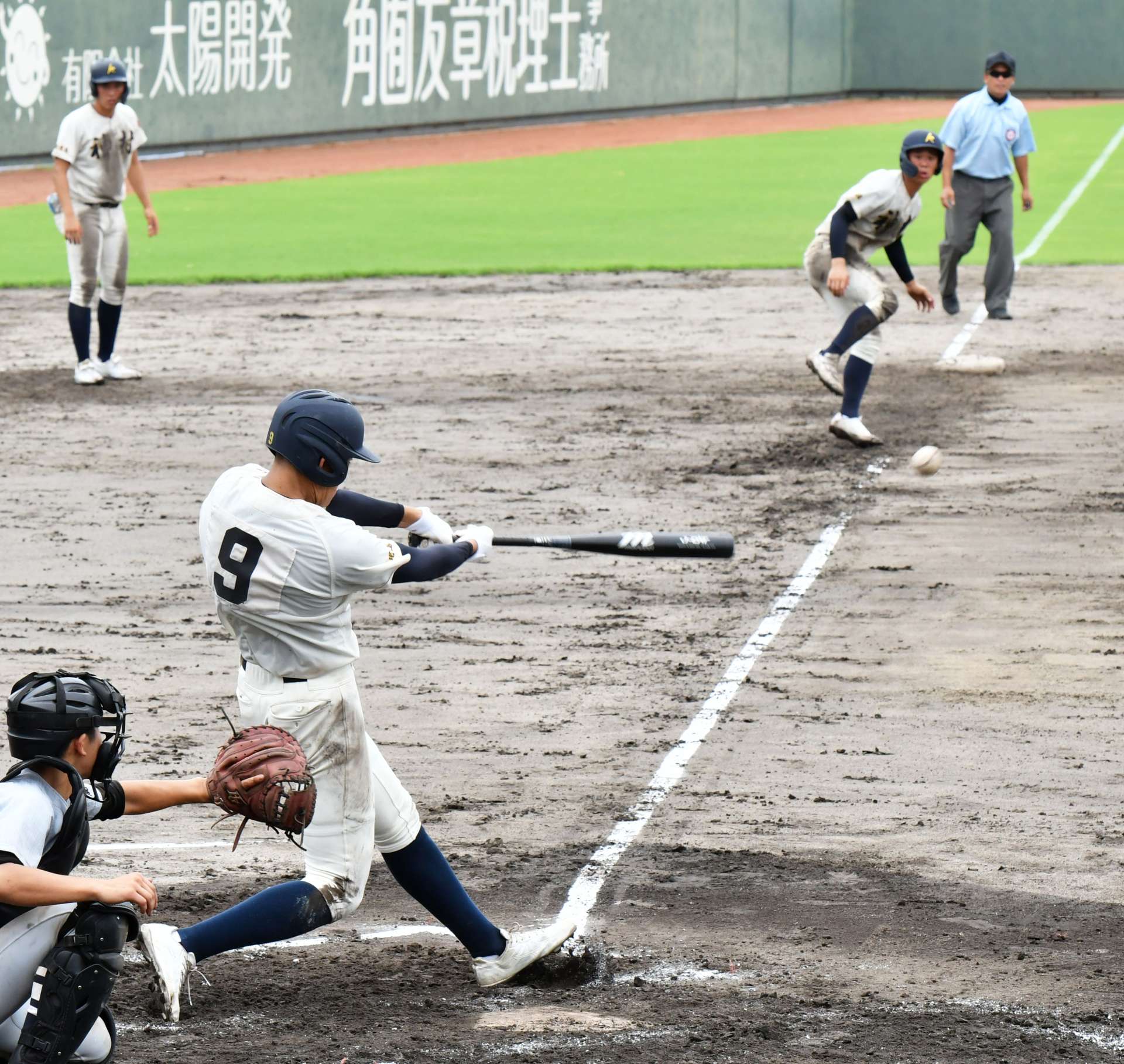 ７回裏神村１死二、三塁、梶山が左前に２点適時打を放つ＝平和リース